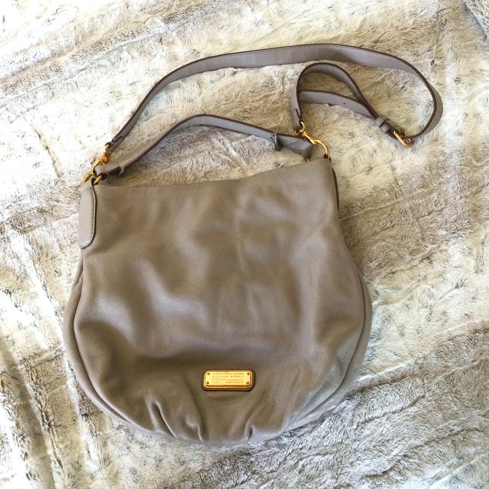 Tan Marc Jacobs hobo style back with merlot colored lining - perfect for fall!